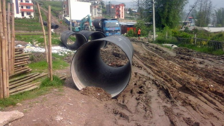 याङ्ग्री र लार्केको पानी वितरणका लागि पाइप बिच्छ्याइँदै