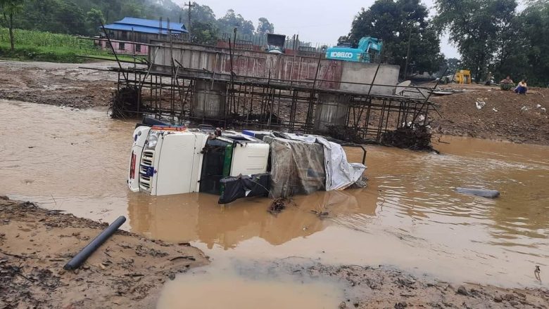 समयमै पुल नवन्दा चौदण्डीगढीको खैराहामा यात्रु तथा स्थानीयहरुलाई सास्ती