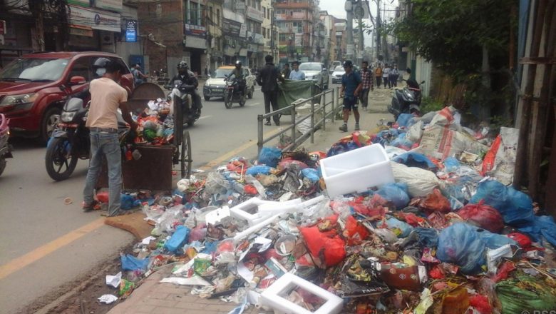 फोहोर उठाउने जिम्मा लिएको कम्पनीले सडकमै फाल्यो फोहोर