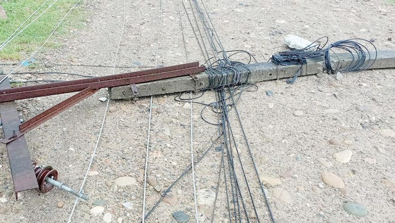 वर्षातले उदयपुरमा विद्युत्का पोल ढालेपछि त्रियुगा र चौदण्डीगढी नगरक्षेत्र अन्धकार