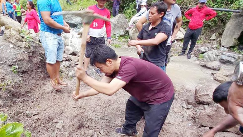 नगरप्रमुख साम्पाङद्वारा श्रमदान