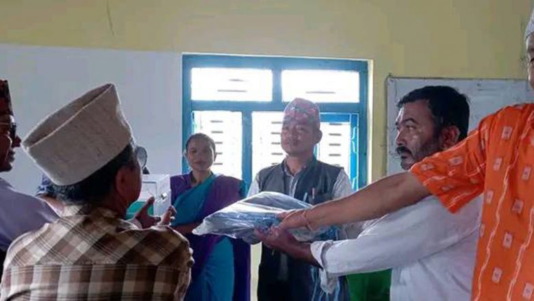 मुकुर्ची स्वास्थ्य चौकीलाई स्वास्थ्य सामाग्री वितरण