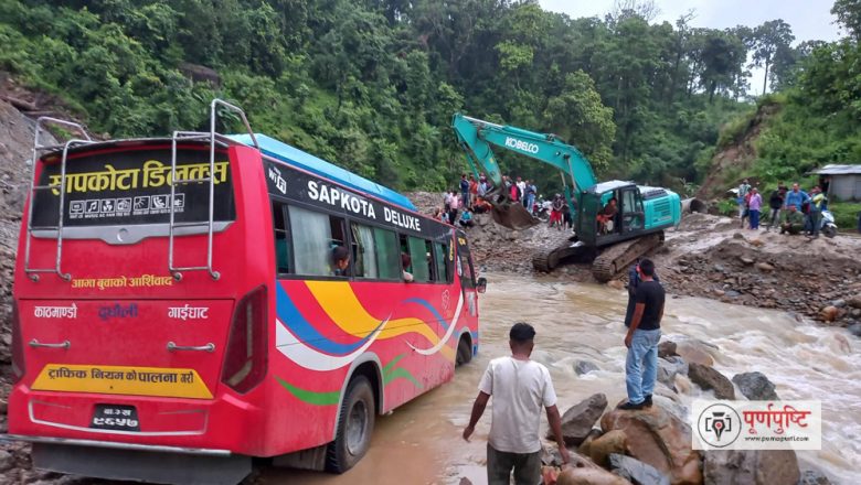 बाढीका कारण मदन भण्डारी राजमार्ग अवरुद्ध : फोटो फिचरसहित
