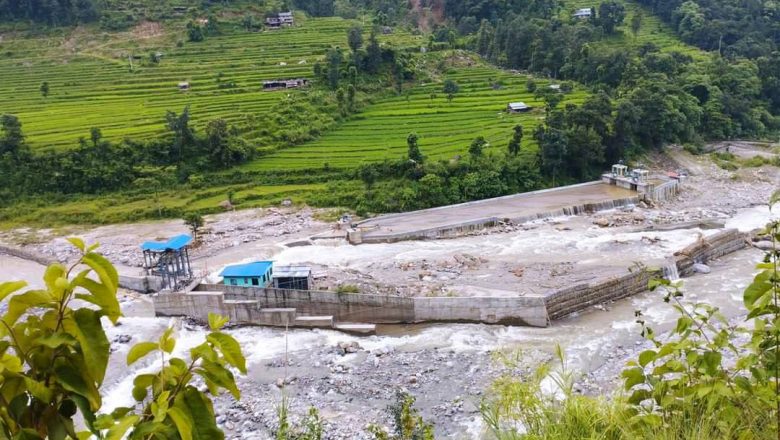 हाईड्रो पावर सहित क्षतीग्रस्त स्थानमा कांग्रेस प्रवक्ता महतद्धारा अवलोकन
