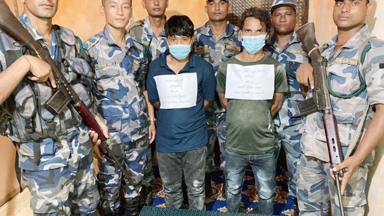 पेस्तोलसहित २ युवक पक्राउ