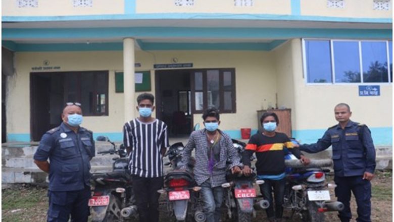 चोरीको मोटरसाईकल सहित तीन पक्राउ