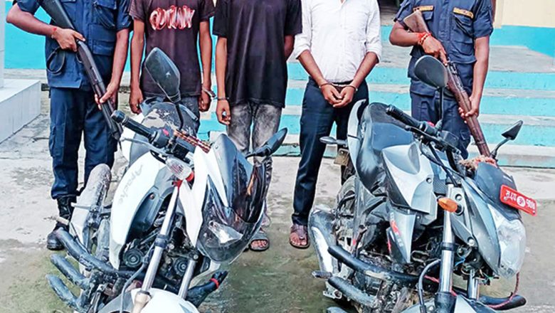 चोरीको दुई थान मोटरसाईकल सहित तिन युवक पक्राउ
