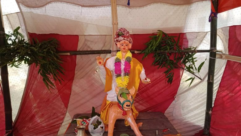 थारु महिलाहरु जितिया पर्वको अवसरमा पुजा आरधना गर्दै…