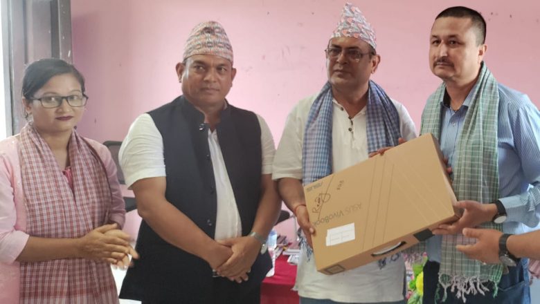 प्रभावकारी पठनपाठनका लागि गाईघाट माविका शिक्षकहरुलाई ल्याप्टप वितरण