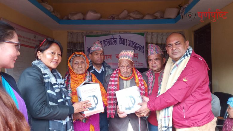 त्रिनपा ११ बाट उपहार पाउदा बृद्धबृद्धा हर्षित