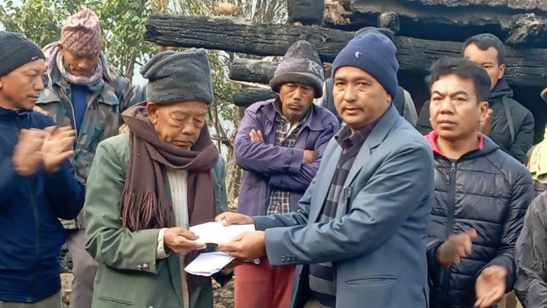 रौतामाईमा पालिका अध्यक्षको तलब बाट अग्नी पिडितलाई आर्थिक सहयोग