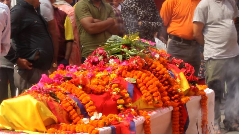 वडाअध्यक्ष काफ्लेको पार्टी झण्डा ओढाएर अन्यष्टी