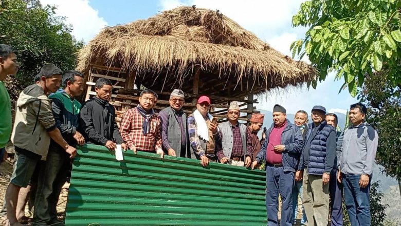 रौतामाई गाउँपालिका द्धारा आगलागी पिडितलाई आर्थिक र जस्ता सहयोग