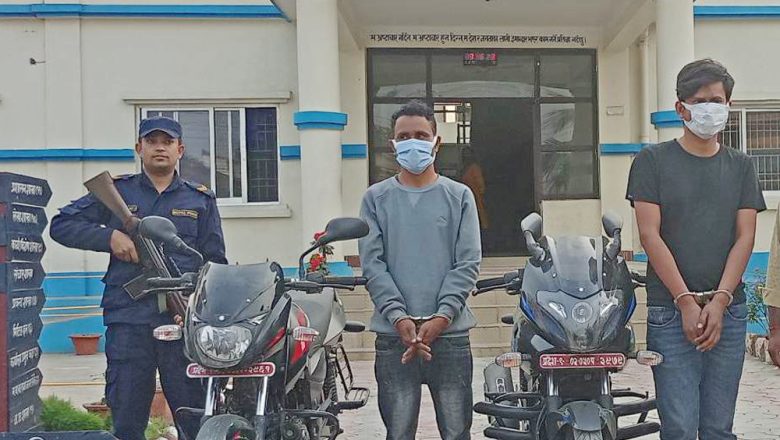 चोरीको मोटरसाईकल सहित २ युवक पक्राउ