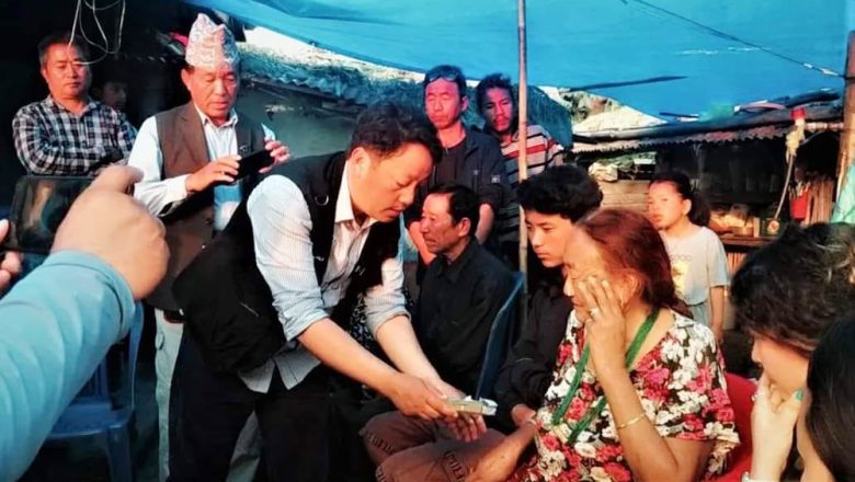 संयुक्त सघर्ष समितिद्धारा लाजेहाङको परिवारलाई राहत हस्तान्तरण