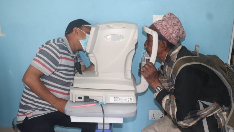 त्रियुगाको प्रथम मेयर स्व. लालशेर राई र पत्नी मिथिला राईको स्मृतिमा निशुल्क आँखा शल्यक्रिया