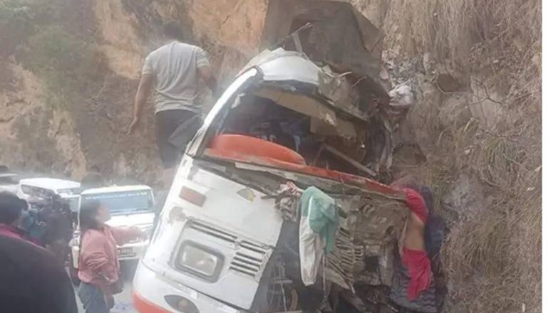 ओखलढुँगाबाट काठमाण्डौँ जाँदै गरेको वस सिन्धुलीमा दुर्घटना : पाँचको मृत्यु