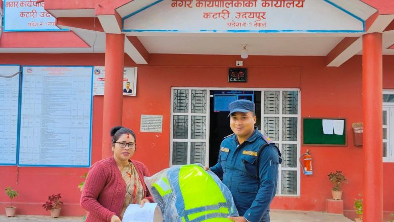 कटारीमा प्रहरी चौकीलाई विपद उद्धार सामाग्री वितरण