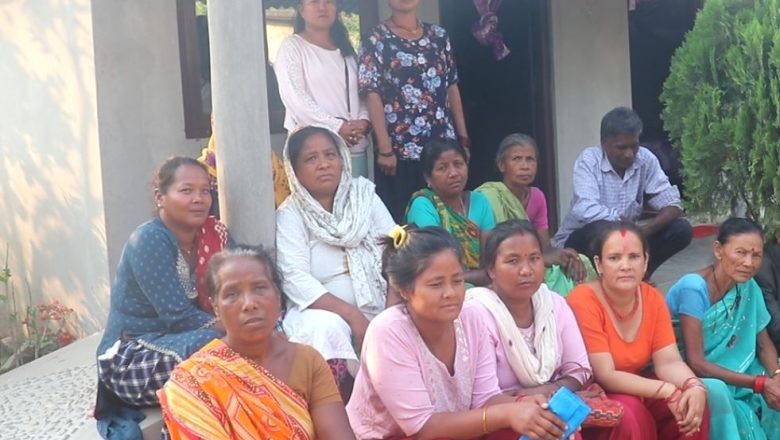 गाईघाटमा लघुवित्तबाट पिडित महिलाहरु : घरको सामान उठाउने देखी गाली व्यजत सम्म