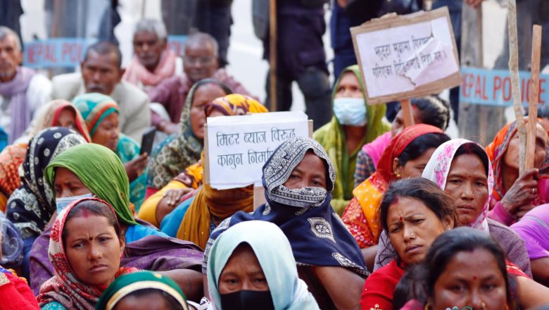 बर्दिवास देखि काठमाण्डौ आएका मिटरब्याजी पिडितहरुको बालुवाटारमा धर्ना