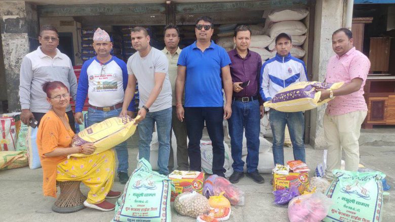 गाईघाटका दुई ब्यापारीद्धारा आगलागी पिडितलाई राहत सामाग्री प्रदान