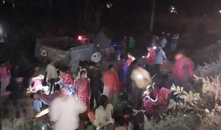 ट्याक्टर दुर्घटनामा परी दुईको मृत्यु, २८ जना घाईते