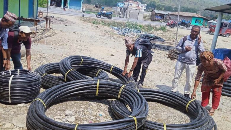 त्रिनपा १६ मा वडावासीको माग अनुसार खानेपानीको पाईप वितरण, १२५ घर परिवार लाभान्वित