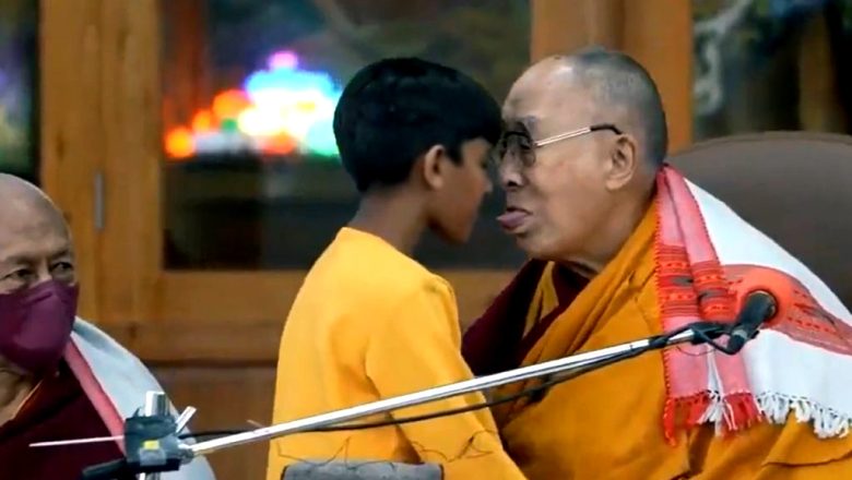 बालकलाई चुम्बन गरेको कारण विवादमा फसे दलाई लामाले मागे माफी