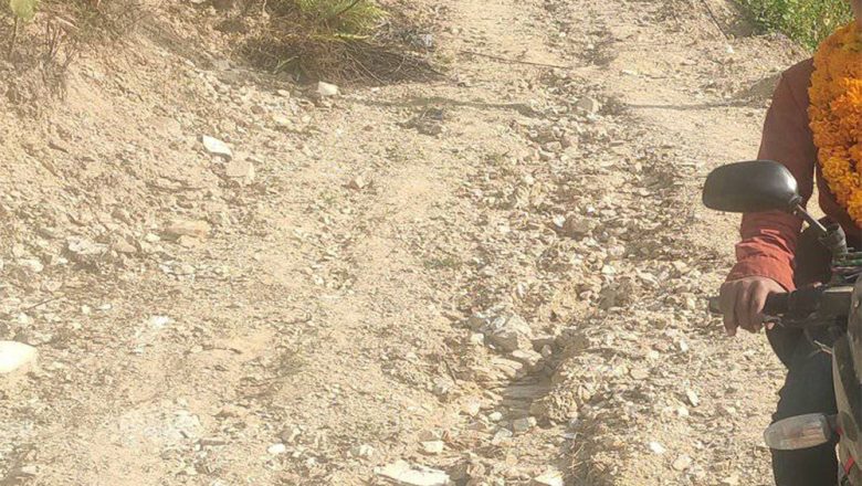 त्रिनपा १५ मा पर्ने यी सडकको मुहार १६ बर्ष बित्दा पनि फेरिएन
