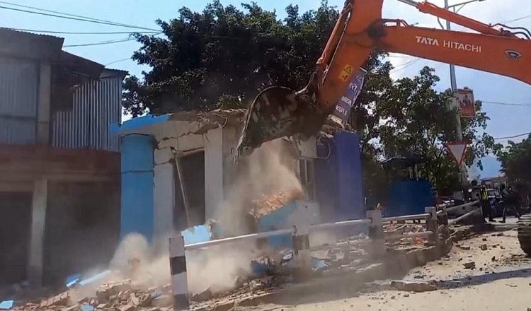 महानगरले पुरानो बसपार्कको प्रहरी बिटमा भत्कायो