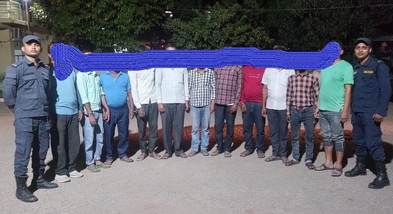 वीरगन्ज यातायात कार्यालयबाट सेवाग्राहीलाई हैरानी दिने ११ जना पक्राउ