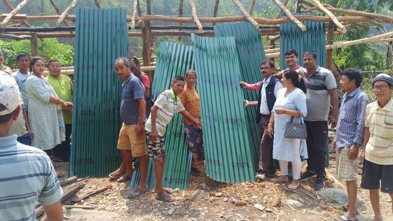 त्रिनपा १६ का कम्जोर घर परिवारलाई जस्ता वितरण