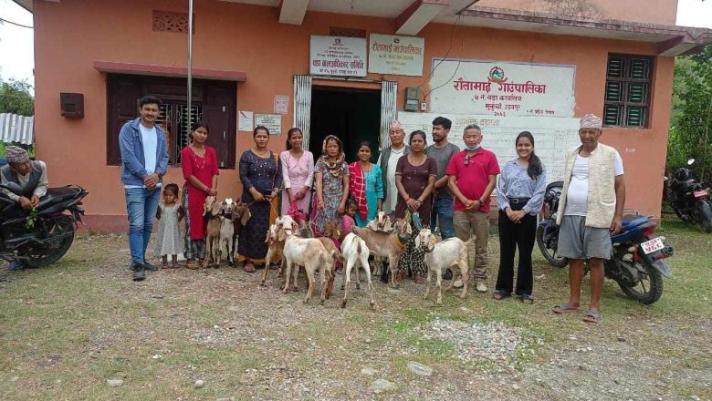 विपन्न परिवारहरुलाई बाख्रा वितरण गर्दै हुरेण्डेक उदयपुर