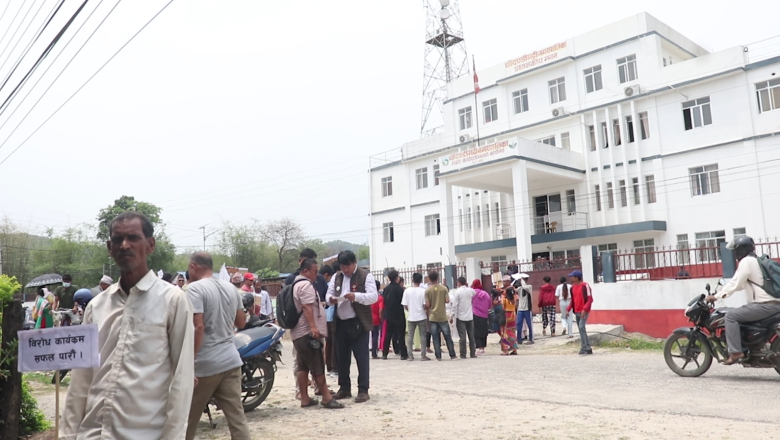 नगरपालिकाको बेतिथी बिरुद्ध बेल्टारमा जुलुस प्रदर्शन, मेयर कालु लामाको राजीनामा माग