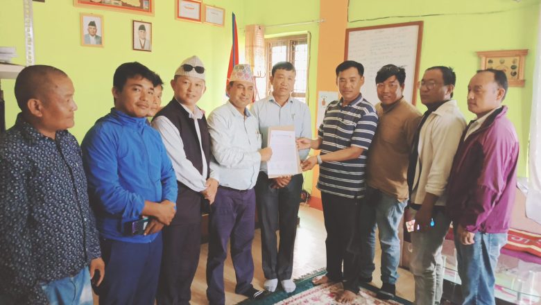 कोशी प्रदेश लेखिएको बोर्ड हटाउन र छाप, लेटर प्याड नचलाउन बेलका नगरलाई ज्ञापन पत्र