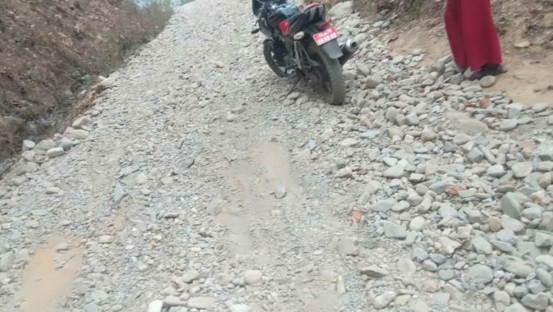 करमगाछी–बावरी–बेल्दोभान सडकको ग्राभेल निर्माणमा गुनस्तरहिन समाग्री प्रयोग भएको आरोप