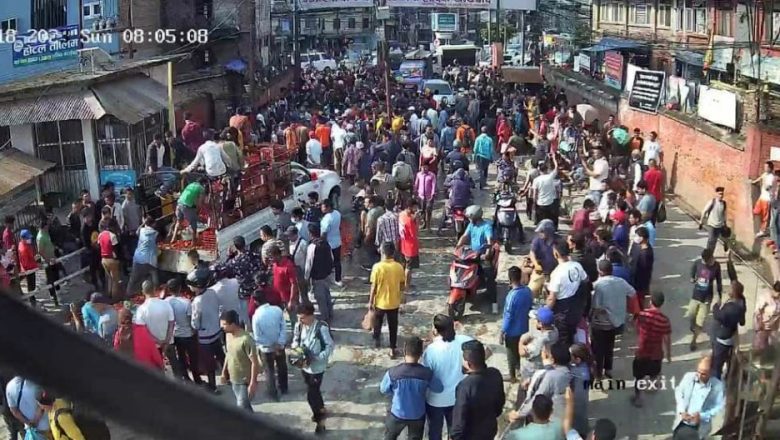 बजार नपाएको भन्दै व्यापारीले सडकमै फ्याके गोलभेंडा