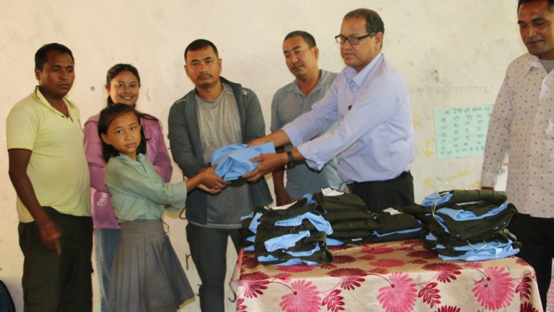साउँनेको भैसेट्याम्केमा ४१ जना विद्यार्थीहरुलाई विद्यालय पोसाक वितरण