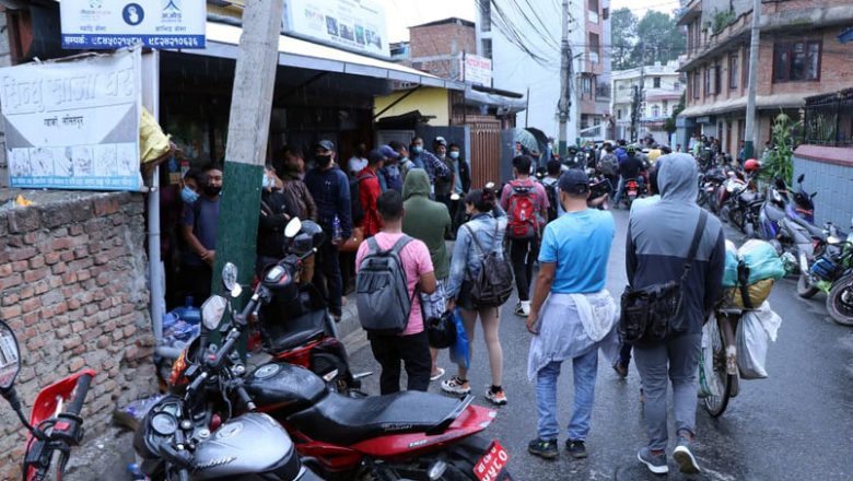कोरिया पुन जान पाउनुपर्ने भन्दै नेपाली श्रमिकहरुको धर्ना