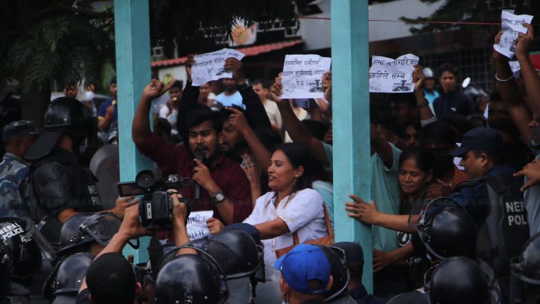 नागरिक्ता पीडित र प्रहरीबीच माइतीघरमा झडप