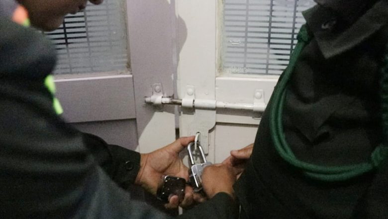 गैरकानुनी रुपमा सञ्चानलमा रहेको दुई स्वास्थ्य संस्थामा काठमाणडौँ महानगरको ताला