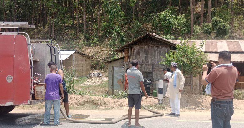 गर्मीको खडेरीमा त्रियुगा नगरपालिकाले घरमै दम्कल मार्फत पानि पुर्याउदै