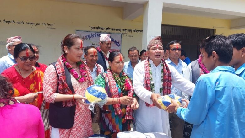समाजसेवी भागवत राउतको पहलमा शैक्षिक सामाग्री तथा पोशाक वितरण