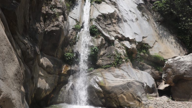 खाँबुमा फेला पर्याे आकर्षक झरना