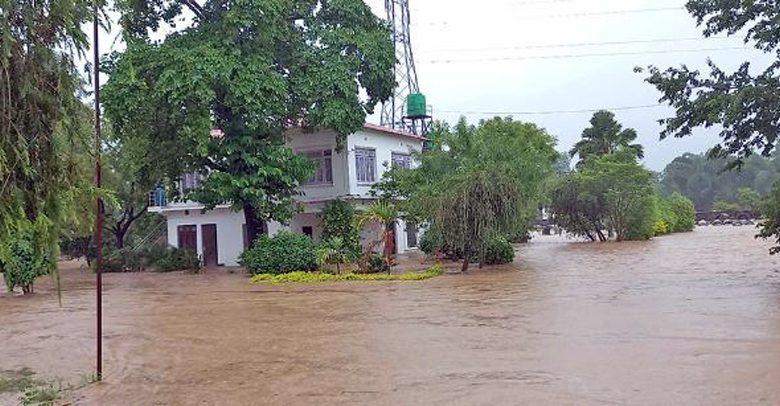 अविरल वर्षाको कारण दाङको देउखुरी क्षेत्रको दर्जन बढी घर डुबानमा