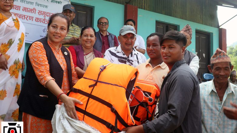 साउनेको बाजगरामा माझी समुदायहरुलाई परपरागत सामाग्री हस्तान्तरण