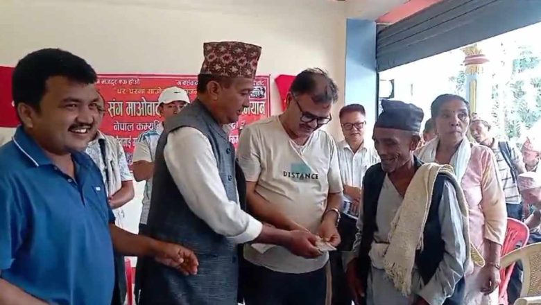 रौतामाई गापा अध्यक्षको आफ्नाे सेवा सुविधाबाट तीन अशक्तलाई सहयोग