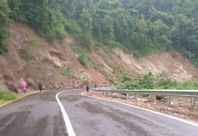 उदयपुरमा मदन भण्डारी राजमार्ग सडक अबरुद्ध