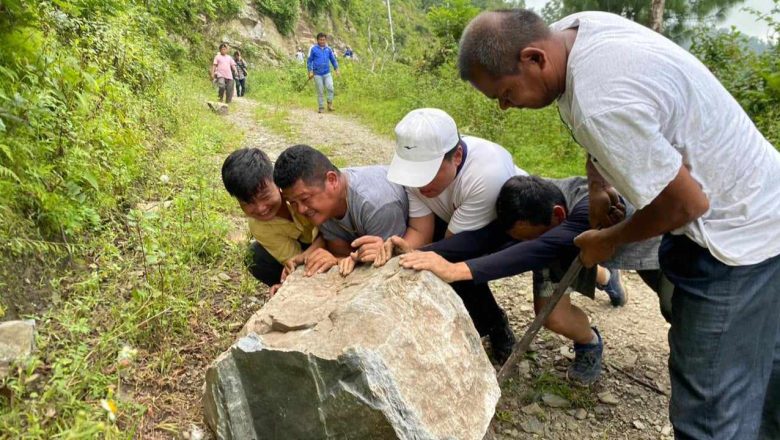 जनतासंग माओवादी – विशेष रुपान्तरण अभियानको सुरुवात : पुरिएको घर उद्धारदेखि अवरुद्ध सडक खुलाइयो