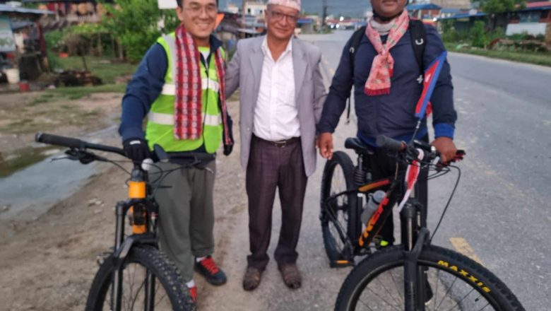 पर्यटन प्रवद्र्धनका लागि उदयपुरका दुई साईकल यात्री हेलम्वु सम्मको यात्रामा